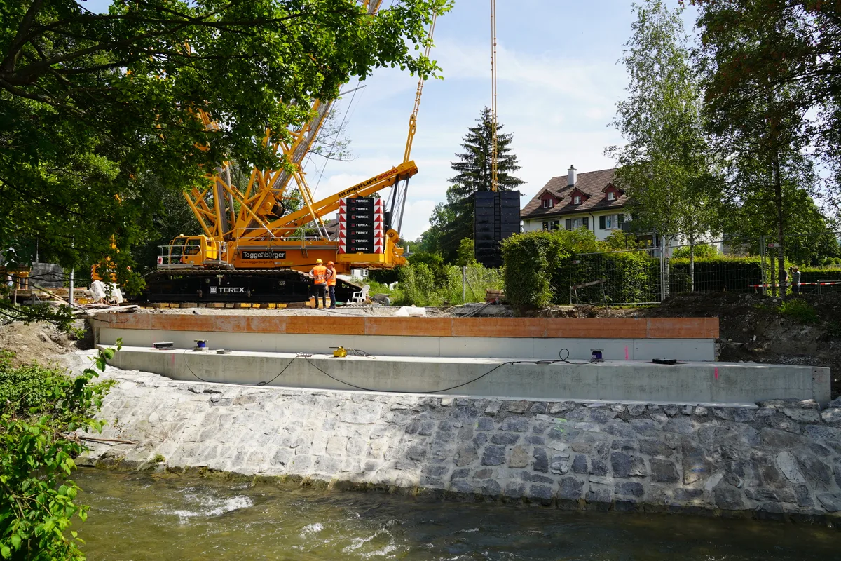 Transport von Brueckenplatte über dem Aabach in Niederuster.